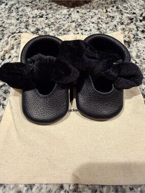 Freshly Picked Black Leather Baby Mary Jane Shoes with Velvet Bow